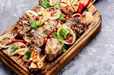 Sığır eti şiş kebap. Barbekü et ahşap şiş üzerinde. Doğu mutfağı