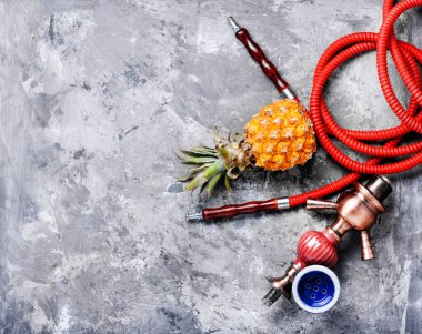 Moda meyve sigara nargile tütün lezzet ananas ile. Doğu shisha. Sigara nargile.