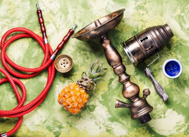 Aroma relax için ananas ile Doğu shisha nargile. Ananas shisha. Sigara nargile.