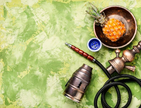 東シーシャの水ギセル リラックスの香りのパイナップル パイナップルの使者 水ギセル喫煙 — ストック写真