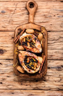 Kızarmış balık biftek. Ahşap arka plan üzerinde kesme tahtası üzerinde ızgara balık