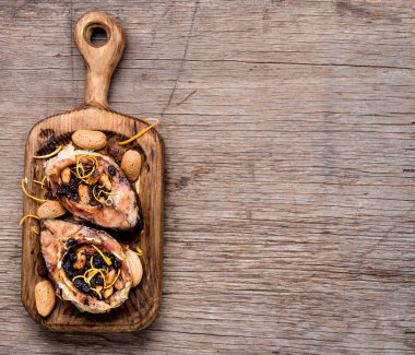 Kuru üzüm ve bademle doldurulmuş balık bifteği.