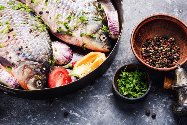 Carpa Pescado Fresco Con Ingredientes Para Cocinar Pan Dietary Alimentos —  Fotos de Stock
