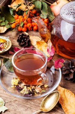 Düşen yapraklar, elma bir fincan çay sonbahar bir arka plan ile. Sonbahar kartpostal