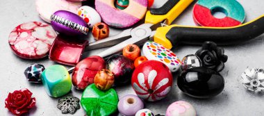 Mücevher yapımı ve boncuklama işlemi. Renkli boncuklar. Boncuk karışımı.