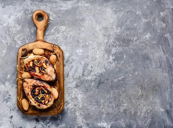 Kuru üzüm ve bademle doldurulmuş balık bifteği.