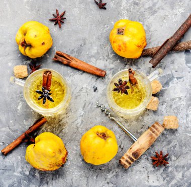 Kırsal zeminde taze elmalı elma şarabı. Elma şırası tazeleyici.