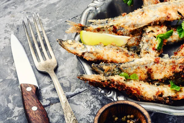 Целая Рыба Жареная Хлебом Plate Seafood Fried Пищи — стоковое фото