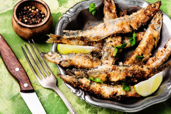 Целая Рыба Жареная Хлебом Plate Seafood Fried Пищи — стоковое фото