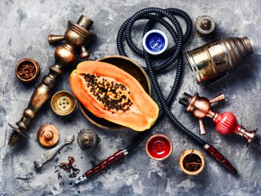 Papaya aromalı Doğu egzotik nargilesi. Türk shisha 'sı.