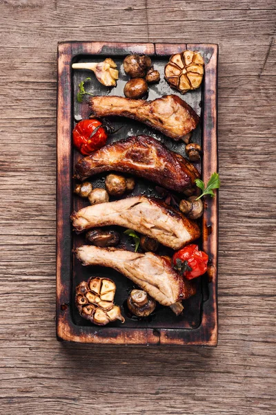 Grilled Ribs Vintage Wooden Cutting Board Summer Bbq — Stock Photo, Image