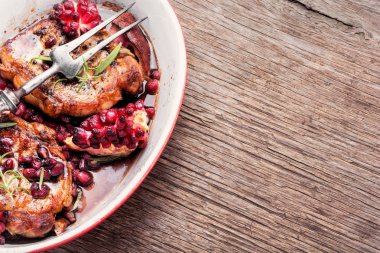 Nar sosu ile sulu, lezzetli domuz pirzolası