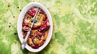 Nar sosu ile sulu, lezzetli domuz pirzolası