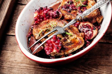 Nar sosu ile sulu, lezzetli domuz pirzolası