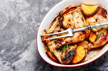 Portakal soslu Marine pişmiş tavuk. Lezzetli tavuk göğsü