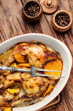 Lezzetli tavuk göğsü ile yemek pişirme içinde portakal