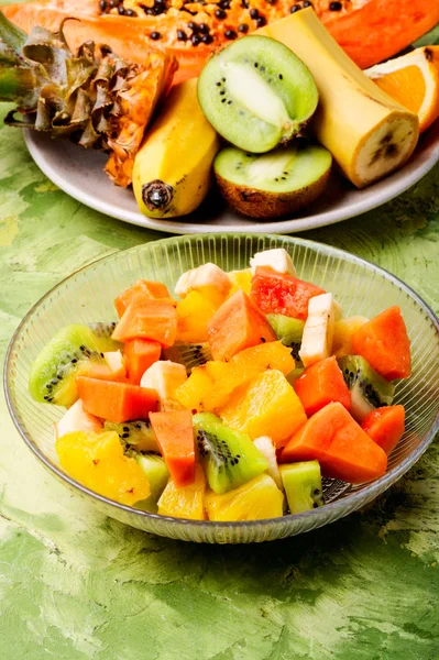 Köstlicher Obstsalat Teller Auf Dem Tisch — Stockfoto