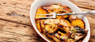 Fırında pişirme çanağı içinde Portakal soslu tavuk ızgara