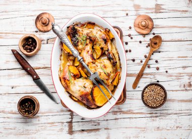 Fırında pişirme çanağı içinde Portakal soslu tavuk ızgara