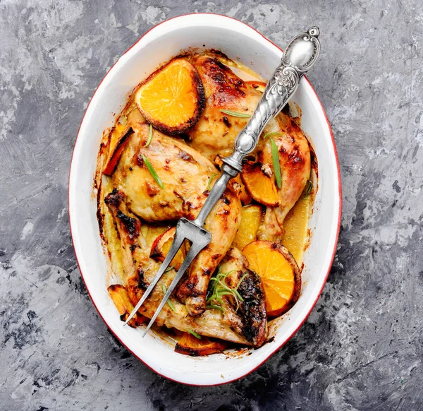 グラタン皿にオレンジ色の鶏胸肉おいしい — ストック写真