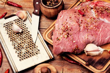 Kesme tahtası baharatlar ile sığır eti taze kesilmiş