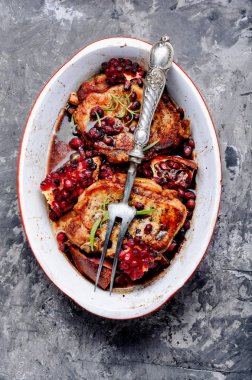 Nar sosu ile sulu, lezzetli domuz pirzolası