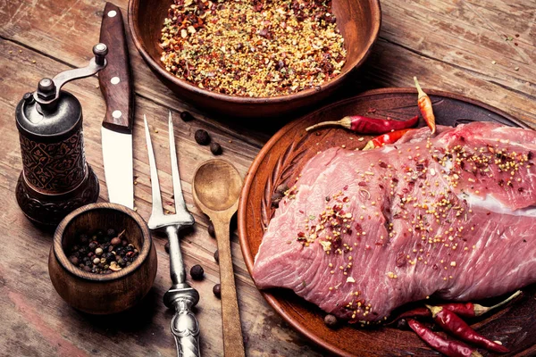 Frisches Fleisch Zum Kochen Auf Rustikalem Küchentisch — Stockfoto