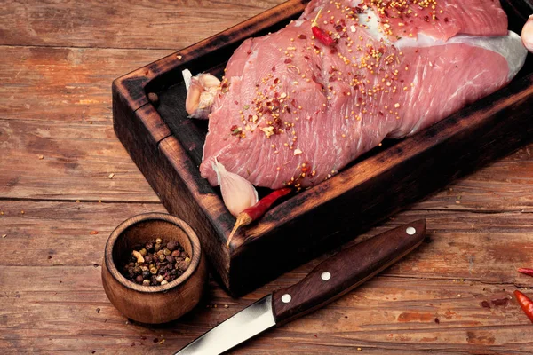 Färdigskuret Nötkött Kött Skärbräda Med Kryddor — Stockfoto