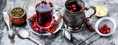 Sonbahar ya da kış sıcak çay çilek ile