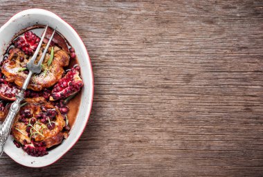 Nar sosu ile sulu, lezzetli domuz pirzolası