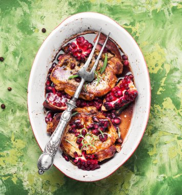 Nar sosu ile sulu, lezzetli domuz pirzolası