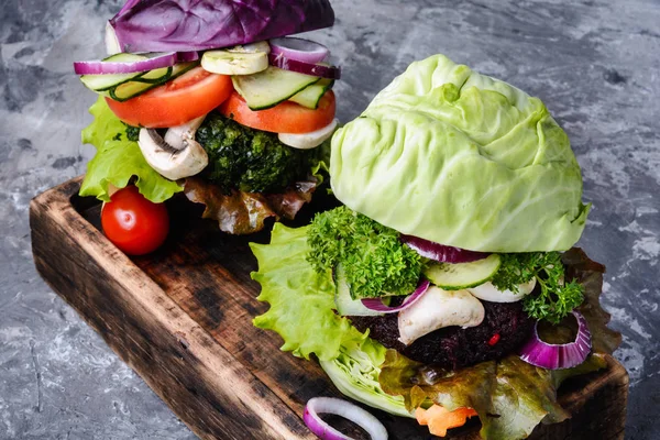 Hamburgery Warzywa Serwowane Pokładzie Cięcia Zdrowe Posiłki Wegańskie Jedzenie Koncepcja — Zdjęcie stockowe
