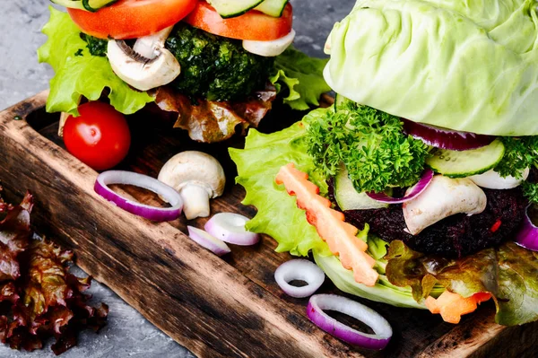 Hamburguesas Vegetales Servidas Sobre Tabla Cortar Sobre Mesa Rústica Comida —  Fotos de Stock