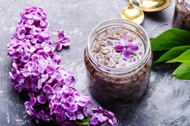 Ev yapımı bahar reçeli leylak yaprakları. Tıbbi reçel.