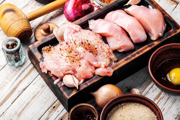 鶏の刺身ステーキ キッチン ボード 新鮮な生の肉 — ストック写真