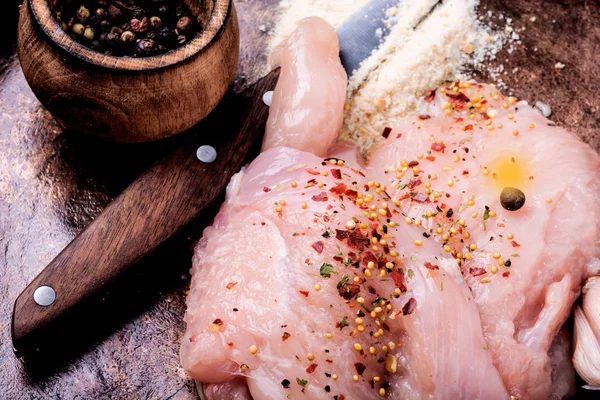 レトロな鍋で鶏の刺身ステーキ 新鮮な肉 鶏の胸肉 — ストック写真