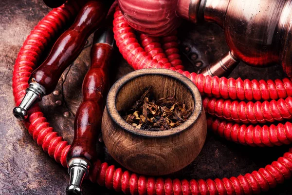土耳其钩子 吸烟的土耳其水烟 鼻烟盒和钩子里的烟草 — 图库照片