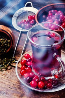 Böğürtlenli ve cam bardakta baharatlı sıcak çay.