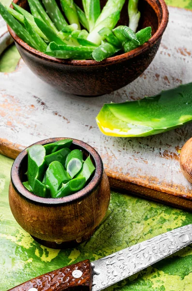 Bowl Dengan Potongan Segar Daun Buaya — Stok Foto