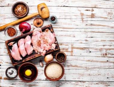 Çiğ tavuk biftek mutfak tahtası. Taze et. Tavuk göğsü