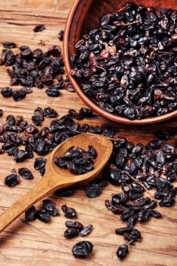 Kızamık baharat olarak kurutulmuş meyveler. Doğu mutfağı