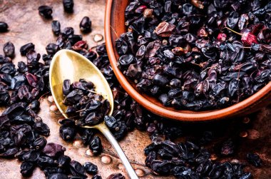 Kızamık baharat olarak kurutulmuş meyveler. Doğu mutfağı