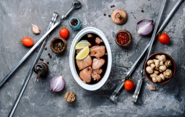 Çiğ et küpleri bir kasede sos ile. Barbekü sosu