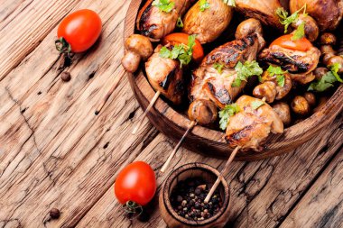 Mantar ve baharatlı şiş kebap. Doğu yemekleri.