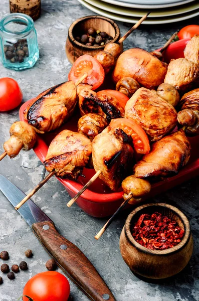 茸串に鶏肉のケバブ バーベキュー肉料理 — ストック写真