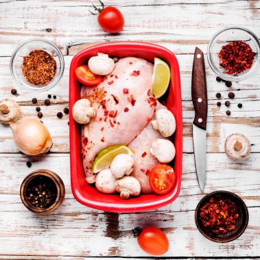 Mantar bir pişirme çanağı içinde çiğ tavuk eti. Yemek pişirmek için malzemeler