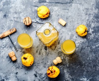 Sonbahar ayva meyvelerden şarap. Şarap, gözlük ve şişe taş zemin üzerine