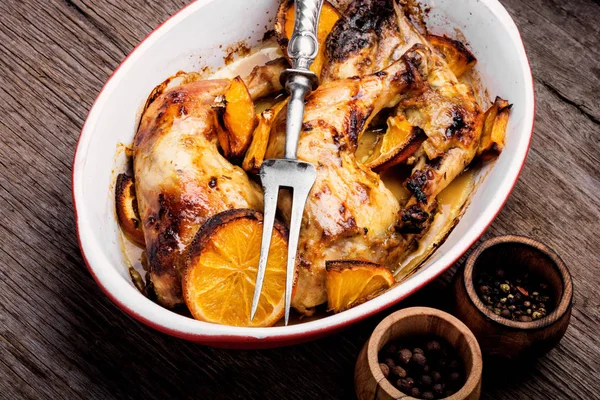 Lezzetli Tavuk Göğsü Ile Yemek Pişirme Içinde Portakal — Stok fotoğraf