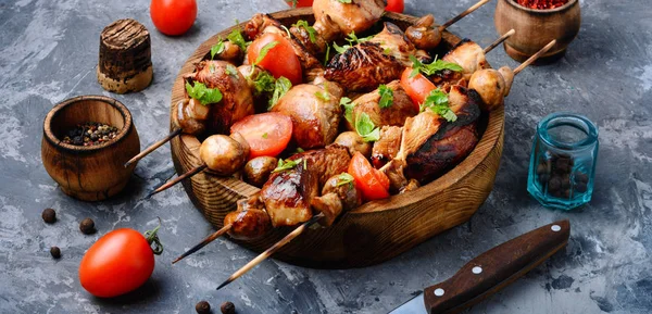 マッシュルームとトマトの串焼きで チキン ケバブ 木製の串に刺したバーベキュー肉 — ストック写真