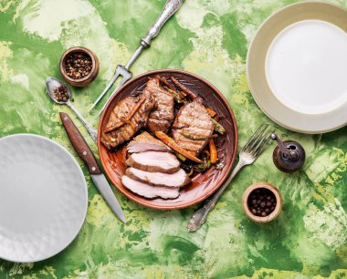 Havuç ve yeşil fasulye demlenmiş sığır eti biftek